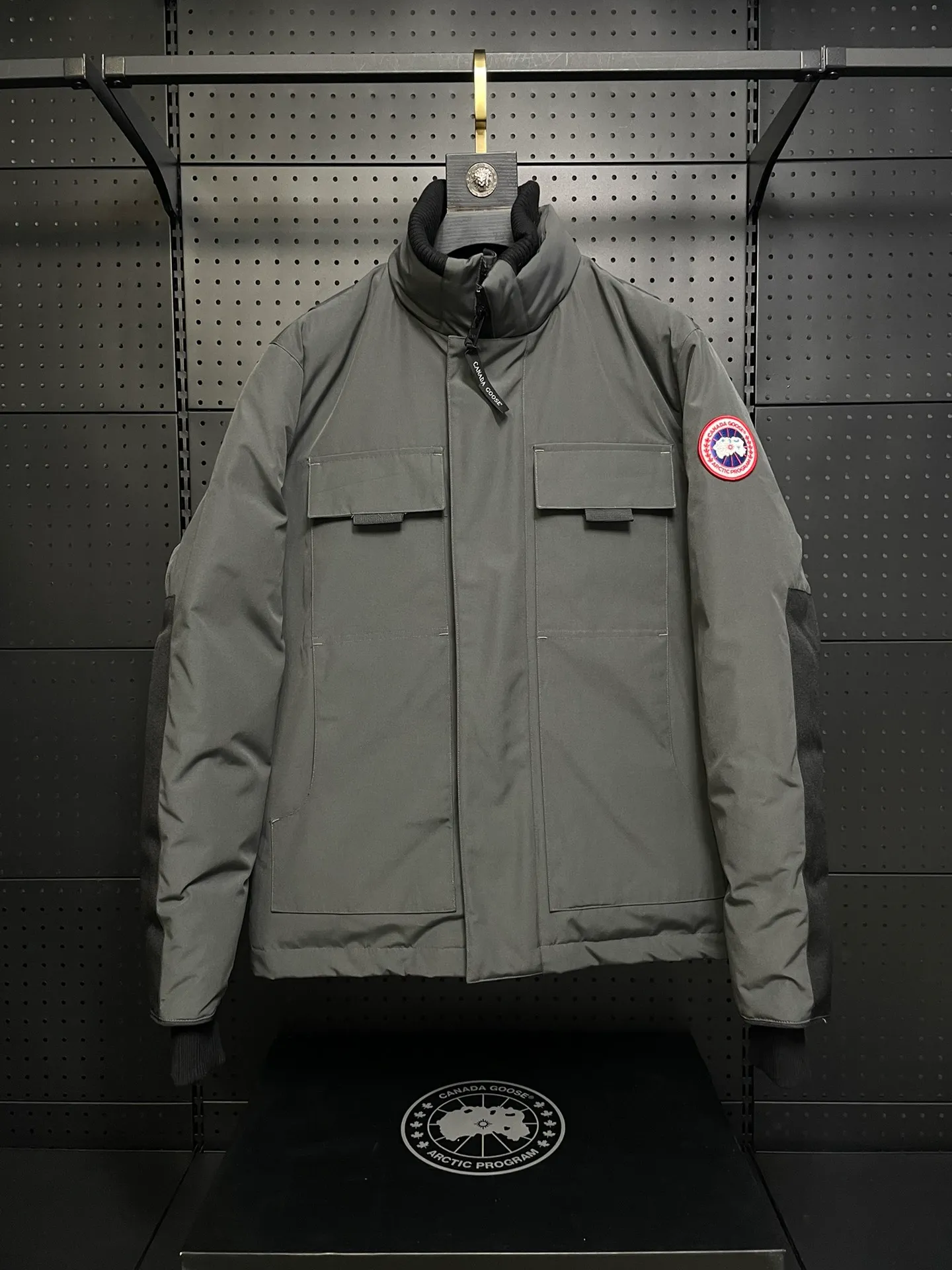 P800 forester men's new model black 24 models Canada Goose (Canada Goose) Men's model xs-xxl The highest version on the market! 🔥 Recommendation of single product for autumn and winter hard goods # Produced by OEM canada goose # The Canadian brand canada goose has always been recognized as the warmest down jacket, and its existence can often be seen in the winter street photos of various celebrities. I make Canada Goose every year, but I still can’t get rid of my love for it. No matter how cold the weather is, there’s no need to be afraid! Because this year, as always, we will provide you with ruthless goods and prepare large quantities of goods. I believe that the market has become a bit chaotic, but we are not afraid. Only good things are competitive, not comparing prices! No one is stupid enough to quote a high price and send old customers away! Look at price in the short term and quality in the long term! If you care about quality, please respect its price! If what you want is cheap, please don't expect good quality! You get what you pay for, this is the rule of the market! We really value quality. It is only worn by the one who understands you! Filling content: 90 international standard duck down! I won’t say much more, everyone sells their own goods! Regarding the down content, you can feel it with your hands. There is nothing wrong with good down. Another customer said that the clothes are very light, but the ones on the market are very heavy. For us insiders, adding some filament to the clothes will make them look bulging and heavy. But we won't do that! 🔥Pure original fidelity! 🔥Everyone who has been cooperating with us in the past few years knows that the large-scale wholesale market products are incomparable to us. You are welcome to visit the brick cabinet and then come to my home to buy! It is the legendary warmest down jacket. A goose and a single layer of clothing can withstand minus 20 degrees Celsius! Known as a must-have for Arctic outdoor sports! The most popular down jacket in the world, celebrities are rushing to buy it, it is a must-have!
